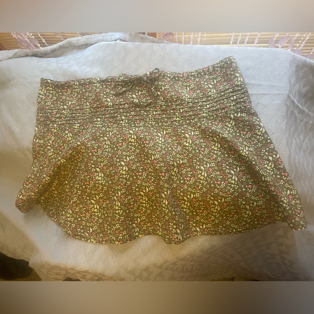 Olive ditsy floral Old Navy miniskirt, size 6 green linen/cotton blend ~2002-ish - Picture 2 of 7